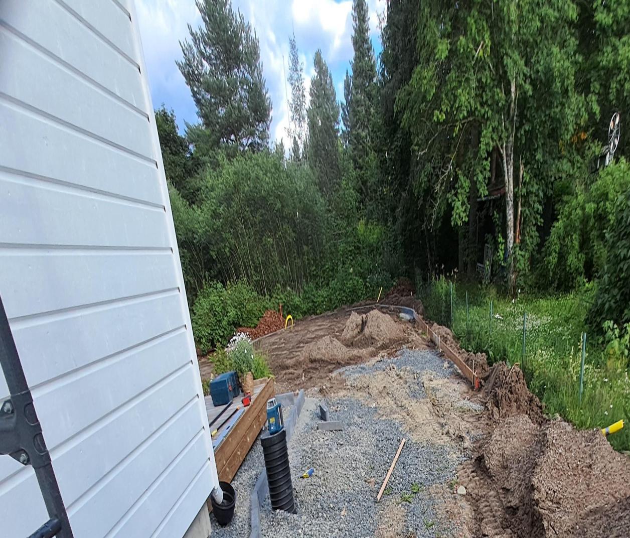reunakivi multa kuorikate pihatyöt saneeraus pihan uudistus istutus puut kukat