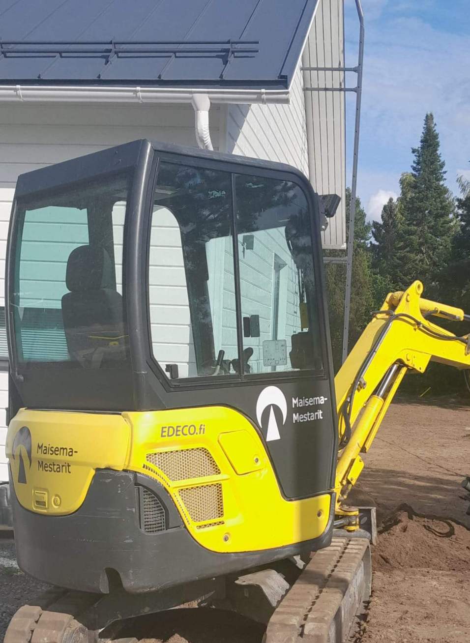 Kaivinkone on apuna kaivettaessa pihaa auki ja multaa levittäessä